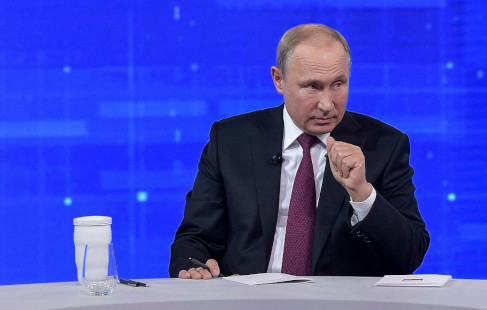 В ходе «прямой линии» Владимир Путин нашел способ повысить доходы россиян, ввел новые детские пособия и рассказал о том, за что ему стыдно