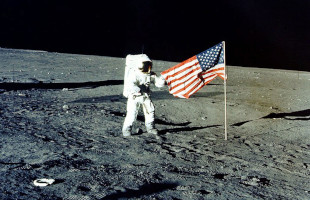 США хотят снова высадиться на Луну. Что этому может помешать?
