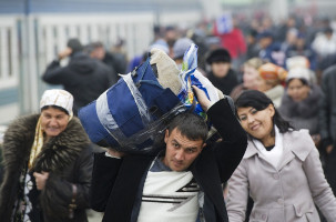 Гастарбайтеры опять поехали в Россию. Мигранты из ЦА продолжают вытеснять украинцев и молдаван