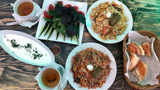 Москвичи распробовали узбекскую кухню в бюджетных кафе, которые мигранты открывают для своих