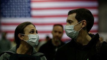 Американские граждане боятся своей системы здравоохранения больше, чем вируса