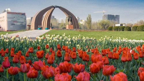 Бишкек поднимает знамя Великокиргизии?